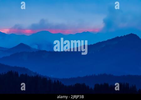 Irving Peak and White River Fires (2022) viewed at predawn from Evergreen Mountain Lookout, Cascade Range, Mt. Baker-Snoqualmie National Forest, Washi Stock Photo