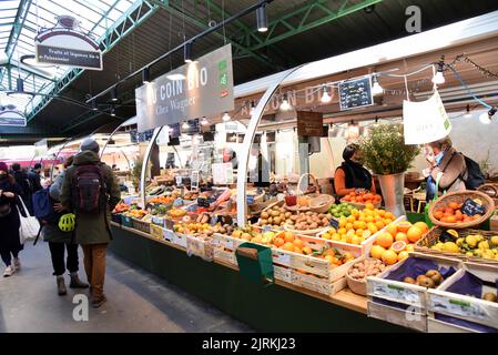 Paris (France): “Marche des Enfants Rouges”, the oldest covered market in Paris, in the 3rd arrondissement (the Marais district). Stands, stalls of or Stock Photo