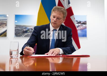 Transport Secretary Grant Shapps during a meeting with his counterpart in Ukraine, Oleksandr Kubrakov (Ministry of Infrastructure) as they sign a historic UK-Ukraine action plan to rebuild their war torn infrastructure, at the Department of Transport (DfT) in central London. Picture date: Thursday August 25, 2022. Stock Photo