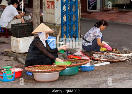 Traders in street market, Hai Phong, Vietnam Stock Photo