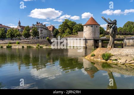 Skulptur Le Minotaure und der Wachturm Tour de la Pelote am Fluss Doubs und die Zitadelle aus der Luft gesehen, Besancon, Bourgogne-Franche-Comté, Fra Stock Photo