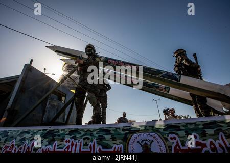 Gaza, Palestine. 24th Aug, 2022. Armed fighters of Al-Quds Brigades, the military wing of Islamic Jihad, showcase their rockets during an anti-Israel military parade in Rafah, southern Gaza Strip. An Egyptian-brokered ceasefire between Israel and Islamic Jihad began late Sunday evening, August 7, 2022, and three days of violence ended. (Photo by Yousef Masoud/SOPA Images/Sipa USA) Credit: Sipa USA/Alamy Live News Stock Photo