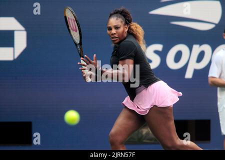 Flushing Meadows, New York, USA. 25th Aug, 2022. Serena Williams practicing today for the U.S. Open at the National Tennis Center in Flushing Meadows, New York. The tournament begins next Monday. Credit: Adam Stoltman/Alamy Live News Stock Photo