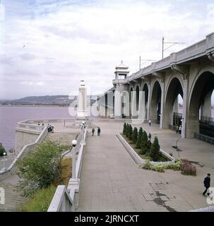 1960s, historical view of the Wuhan Yangtze Great Bridge across the Yangtze River, Wuhan, China. A double-deck road and rail bridge, opened in 1957, it also known as the Wuhan First Yangtze Bridge and has four road lanes and two tracks of the Bejing-Guangzhou Railway. Stock Photo