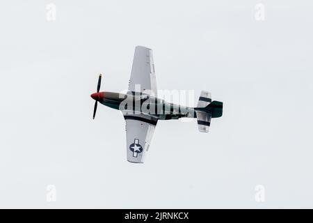 Eastbourne, East Sussex, UK. Featuring the North American P-51 Mustang, the flyby at the annual Eastbourne International Airshow viewed from the beach at Eastbourne. 21st August 2022. Credit David Smith/Alamy Live News Stock Photo