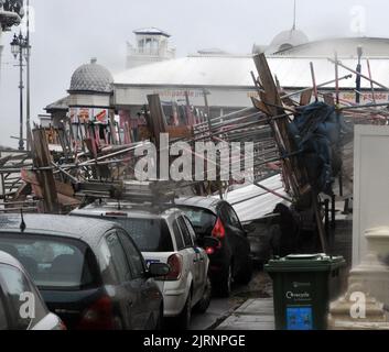 SEVERAL CARS ARE CRUSHED BY SCAFFOLDING THAT FELL ACROSS ALHAMBRA ROAD DURING GALES AT SOUTHSEA, HANTS. PIC MIKE WALKER, MIKE WALKER PICTURES, 2012 Stock Photo