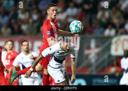 ENSCHEDE - (lr) Daan Rots of FC Twente, Rolando Mandragora of AFC Fiorentina during the UEFA Conference League play-off match between FC Twente and Fiorentina at Stadium De Grolsch Veste on August 25, 2022 in Enschede, Netherlands. ANP VINCENT JANNINK Stock Photo