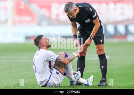 ENSCHEDE, NETHERLANDS - AUGUST 25: Cristiano Biraghi of ACF Fiorentina and referee Radu Petresu during the UEFA Europa Conference League 2022/23  Play-offs Second Leg match between FC Twente and ACF Fiorentina at the Grolsch Veste on August 25, 2022 in Enschede, Netherlands (Photo by Marcel ter Bals/Orange Pictures) Stock Photo