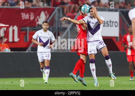 ENSCHEDE, NETHERLANDS - AUGUST 25: Daan Rots of FC Twente and Rolando Mandragora of ACF Fiorentina during the UEFA Europa Conference League 2022/23  Play-offs Second Leg match between FC Twente and ACF Fiorentina at the Grolsch Veste on August 25, 2022 in Enschede, Netherlands (Photo by Marcel ter Bals/Orange Pictures) Stock Photo
