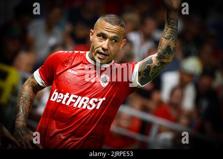 Antwerp's Radja Nainggolan pictured during a soccer game between Belgian Royal Antwerp FC and Turkish Istanbul Basaksehir FK, Thursday 25 August 2022 in Antwerp, the return game of the play-off for the UEFA Conference League competition. BELGA PHOTO DAVID PINTENS Stock Photo