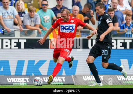 BRUGGES, BELGIUM - AUGUST 21: Kevin Vandendriessche of KV Kortrijk battles for the ball with Hans Vanaken of Club Brugge KV during the Jupiler Pro League match between Club Brugge KV and KV Kortrijk at the Jan Breydelstadion on August 21, 2022 in Brugges, Belgium (Photo by Joris Verwijst/Orange Pictures) Stock Photo