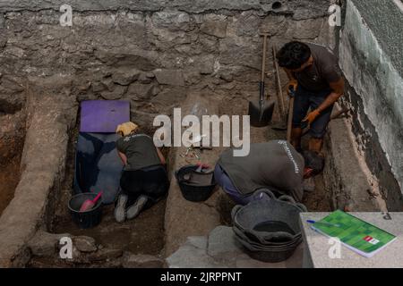 Madrid, Spain. 25th Aug, 2022. Team members of the Aranzandi Science Society seen working in the exhumation. The San SebastiÃn de los Reyes Truth Commission Association and the Aranzadi Science Society have begun excavating one of the two graves in Colmenar Viejo, in the Madrid Community, where the bodies of 107 men and one woman shot by Franco's forces in 1939 were thrown off. (Credit Image: © Guillermo Gutierrez/SOPA Images via ZUMA Press Wire) Stock Photo