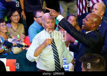 Rockville, USA. 25th Aug, 2022. US President Joe Biden greets supporters at a rally for the Democratic National Committee at Richard Montgomery High School, Rockville, Maryland on August 25, 2022. Photo by Yuri Gripas/Pool/Sipa USA Credit: Sipa USA/Alamy Live News Stock Photo