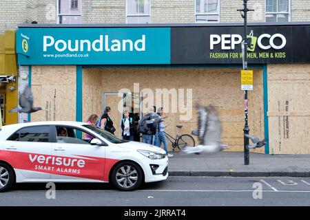 London, UK, 25th August, 2022. Poundlad in Portobello Road is boarded up ahead of the Notting Hill Carnival this Bank Holiday Weekend. The annual event, returning after a Covid absence, is expected to draw in two million revellers over Sunday and Monday. Credit: Eleventh Hour Photography/Alamy Live News Stock Photo