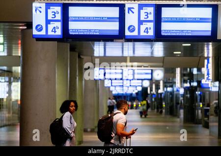 2022-08-26 06:43:09 ROTTERDAM - An almost empty station at Rotterdam Central due to NS strikes in the West region. Personnel of the Dutch Railways will stop working locally. These are 24-hour relay strikes. ANP ROBIN UTRECHT netherlands out - belgium out Stock Photo