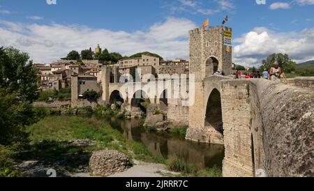 Spain, Catalonia, Province of Girona, Besalu: overview of the fortified bridge built in the 12th century over the Fluvia river. It was used as a tollg Stock Photo
