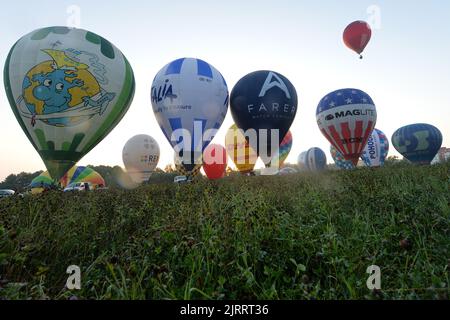 Jindrichuv Hradec, Czech Republic. 26th Aug, 2022. Hot air balloons fly early morning during the 24th FAI Hot Air Balloon Czech Championship in Jindrichuv Hradec in the South Bohemian Region (140 kilometers south of Prague) in the Czech Republic. Twenty five contestants from nine countries participate in the event. (Credit Image: © Slavek Ruta/ZUMA Press Wire) Stock Photo