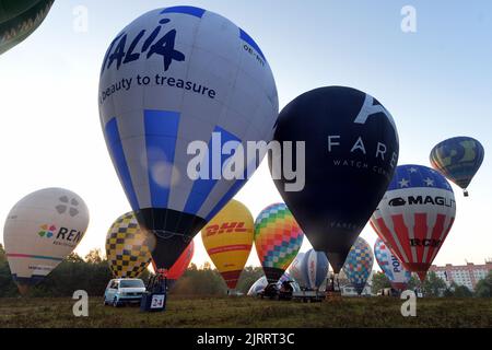 Jindrichuv Hradec, Czech Republic. 26th Aug, 2022. Hot air balloons fly early morning during the 24th FAI Hot Air Balloon Czech Championship in Jindrichuv Hradec in the South Bohemian Region (140 kilometers south of Prague) in the Czech Republic. Twenty five contestants from nine countries participate in the event. (Credit Image: © Slavek Ruta/ZUMA Press Wire) Stock Photo