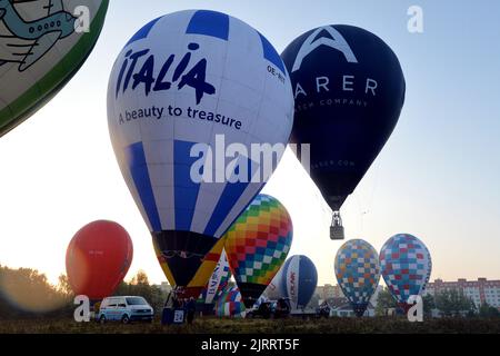 Jindrichuv Hradec, Czech Republic. 26th Aug, 2022. Hot air balloons fly early morning during the 24th FAI Hot Air Balloon Czech Championship in Jindrichuv Hradec in the South Bohemian Region (140 kilometers south of Prague) in the Czech Republic. Twenty five contestants from nine countries participate in the event. (Credit Image: © Slavek Ruta/ZUMA Press Wire) Stock Photo