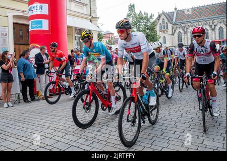 Meiningen, Germany. 26th Aug, 2022. The neutralized start to the 2nd stage of the Tour of Germany from Meiningen to Marburg. The second stage of the Tour of Germany from Meiningen to Marburg with 200.7 km. Credit: Daniel Vogl/dpa/Alamy Live News Stock Photo