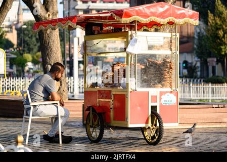 A simit seller sits on the Sultanahmet area in the morning In Istanbul Stock Photo