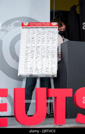 Meiningen, Germany. 26th Aug, 2022. Cycling: Tour of Germany, Meiningen - Marburg (200.70 km), 2nd stage. The almost completed list for the start of the 2nd stage. Credit: Daniel Vogl/dpa/Alamy Live News Stock Photo