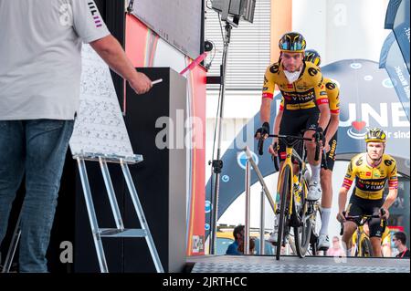 Meiningen, Germany. 26th Aug, 2022. Cycling: Tour of Germany, Meiningen - Marburg (200.70 km), stage 2. Dutch team Jumbo Visma rides to the stage to sign in for the start of the second stage. Credit: Daniel Vogl/dpa/Alamy Live News Stock Photo