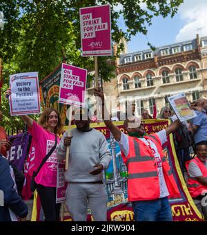August 26, 2022, London, England, United Kingdom: Communication Workers Union (CWU) members and supporters rally outside Mount Pleasant Mail Center on the first day of Royal Mail workers strike demanding pay rise. More than 100.000 workers strike across the UK. (Credit Image: © Tayfun Salci/ZUMA Press Wire) Stock Photo
