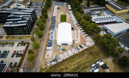 Doetinchem, Netherlands. 26th Aug, 2022. 2022-08-26 16:03:22 DOETINCHEM - An emergency shelter, awaiting a group of asylum seekers. Asylum seekers who are temporarily housed in sports halls in Apeldoorn come here. There is also room for families who are still staying in Heeten in Overijssel. In total there is room for 225 refugees in the emergency shelter in Doetinchem. ANP ROLAND HEITINK netherlands out - belgium out Credit: ANP/Alamy Live News Stock Photo