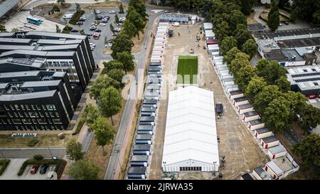 Doetinchem, Netherlands. 26th Aug, 2022. 2022-08-26 16:03:03 DOETINCHEM - An emergency shelter, awaiting a group of asylum seekers. Asylum seekers who are temporarily housed in sports halls in Apeldoorn come here. There is also room for families who are still staying in Heeten in Overijssel. In total there is room for 225 refugees in the emergency shelter in Doetinchem. ANP ROLAND HEITINK netherlands out - belgium out Credit: ANP/Alamy Live News Stock Photo
