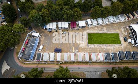 Doetinchem, Netherlands. 26th Aug, 2022. 2022-08-26 16:01:21 DOETINCHEM - An emergency shelter, awaiting a group of asylum seekers. Asylum seekers who are temporarily housed in sports halls in Apeldoorn come here. There is also room for families who are still staying in Heeten in Overijssel. In total there is room for 225 refugees in the emergency shelter in Doetinchem. ANP ROLAND HEITINK netherlands out - belgium out Credit: ANP/Alamy Live News Stock Photo