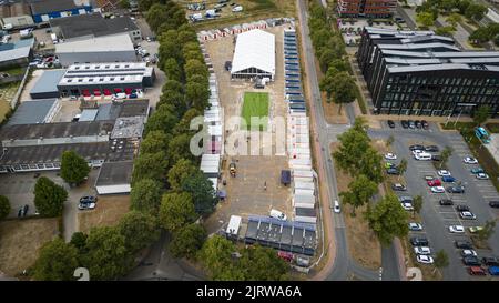 Doetinchem, Netherlands. 26th Aug, 2022. 2022-08-26 16:00:48 DOETINCHEM - An emergency shelter, awaiting a group of asylum seekers. Asylum seekers who are temporarily housed in sports halls in Apeldoorn come here. There is also room for families who are still staying in Heeten in Overijssel. In total there is room for 225 refugees in the emergency shelter in Doetinchem. ANP ROLAND HEITINK netherlands out - belgium out Credit: ANP/Alamy Live News Stock Photo
