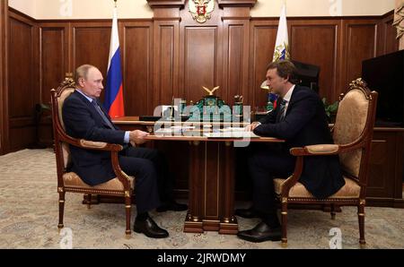 Moscow, Russia. 26th Aug, 2022. Russian President Vladimir Putin holds a face-to-face meeting with the newly appointed chairman and CEO of Aeroflot, Sergei Alexandrovsky, right, at the Kremlin, August 26, 2022 in Moscow, Russia. Credit: Mikhail Klimentyev/Kremlin Pool/Alamy Live News Stock Photo