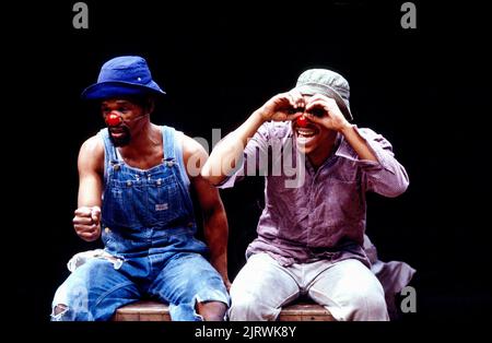 l-r: Attie Kubyane, Ewen Cummins in WOZA ALBERT! by Percy Mtwa, Mbongeni Ngema & Barney Simon at the Young Vic Theatre, London SE1  01/1987  a Temba Theatre Company & Leicester Haymarket Theatre production  design: Clarinda Salandy  lighting: Chris Ellis  director: Alby James Stock Photo