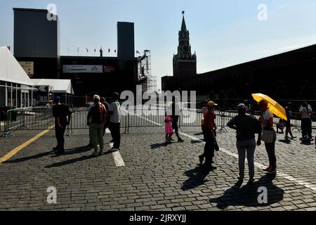 Moscow, Russia. 26th Aug, 2022. People seen at the Red Square near the Kremlin on a sunny day. (Photo by Daniel Felipe Kutepov/SOPA Images/Sipa USA) Credit: Sipa USA/Alamy Live News Stock Photo