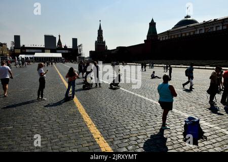 Moscow, Russia. 26th Aug, 2022. People seen at the Red Square near the Kremlin on a sunny day. (Photo by Daniel Felipe Kutepov/SOPA Images/Sipa USA) Credit: Sipa USA/Alamy Live News Stock Photo