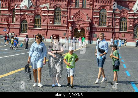 Moscow, Russia. 26th Aug, 2022. A family walks along the Red Square near the Kremlin. (Credit Image: © Daniel Felipe Kutepov/SOPA Images via ZUMA Press Wire) Credit: ZUMA Press, Inc./Alamy Live News Stock Photo