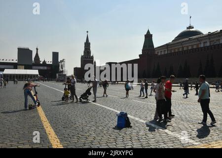 Moscow, Russia. 26th Aug, 2022. People seen at the Red Square near the Kremlin on a sunny day. (Photo by Daniel Felipe Kutepov/SOPA Images/Sipa USA) Credit: Sipa USA/Alamy Live News Stock Photo