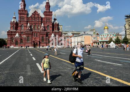 Moscow, Russia. 26th Aug, 2022. Father and daughter walk around the Red Square. (Photo by Daniel Felipe Kutepov/SOPA Images/Sipa USA) Credit: Sipa USA/Alamy Live News Stock Photo