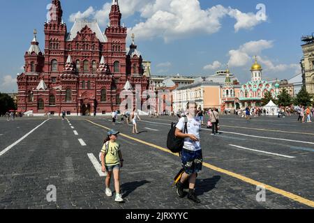 Moscow, Russia. 26th Aug, 2022. Father and daughter walk around the Red Square. (Credit Image: © Daniel Felipe Kutepov/SOPA Images via ZUMA Press Wire) Credit: ZUMA Press, Inc./Alamy Live News Stock Photo