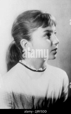 1954 ca, USA : The celebrated american Pop singer and actress  CHER ( Cherilyn Sarkisian LaPierre , born 20 may 1946 ) when was a young girl aged 8 . Unknown photographer. - HISTORY - FOTO STORICHE - personalità da giovane giovani - ragazza - personality personalities when was young girl - INFANZIA - CHILDHOOD - POP MUSIC - MUSICA - cantante - BAMBINI - BAMBINA - CHILD - CHILDREN - BAMBINO - CHILDHOOD - INFANZIA - profilo - profile --- ARCHIVIO GBB Stock Photo