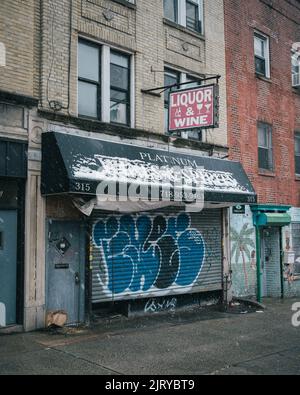 Platinum Liquors sign on a snowy winter day in Crown Heights, Brooklyn, New York Stock Photo