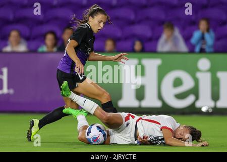 Orlando, USA. 26th Aug, 2022. August 26, 2022: Orlando Pride midfielder KERRY ABELLO (25) competes for the ball against OL Reign forward SOFIA HUERTA (11) during the NWSL Orlando Pride vs OL Reign soccer match at Exploria Stadium in Orlando, Fl on August 26, 2022. Credit: ZUMA Press, Inc./Alamy Live News Stock Photo