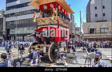 Gion Matsuri (Gion Festival), chariot parade, pulling the Taka yama float (hawk float) through the streets of  Kyoto, Japan Stock Photo