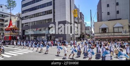 Gion Matsuri (Gion Festival), chariot parade, pulling the Taka yama float (hawk float) through the streets of  Kyoto, Japan Stock Photo