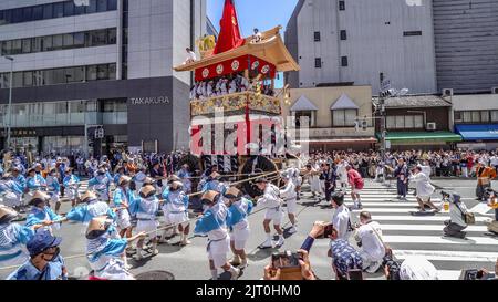 Gion Matsuri (Gion Festival), chariot parade, pulling the Taka yama float (hawk float) through the streets of  Kyoto, Japan Stock Photo