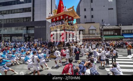 Gion Matsuri (Gion Festival), chariot parade, pulling the Taka yama float (hawk float) through the streets of  Kyoto, Japan Stock Photo