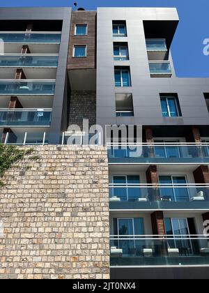 facade of a modern hotel skyscraper with balconies Stock Photo - Alamy