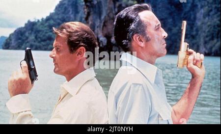 THE MAN WITH TH4 GOLDEN GUN 1974 United Artists film with Roger Moore atleft as James Bond and Christopher Lee Scaramanga Stock Photo