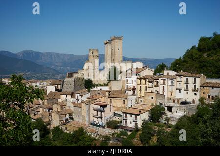 Pacentro mit der Ruine der Burg Castello Caldora, Castello Cantelmo